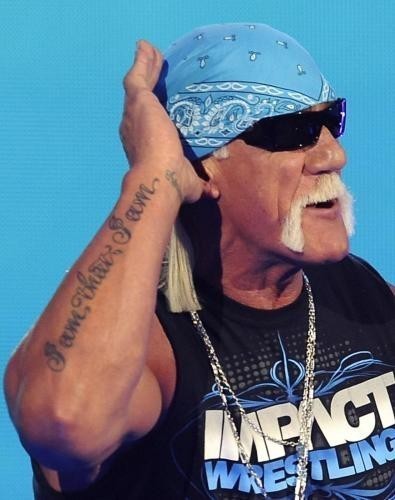 Hulk Hogan mano all'orecchio