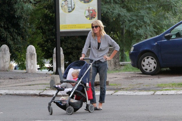 Alessia Marcuzzi con la figlia Mia a passeggio