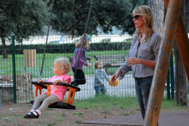 Alessia Marcuzzi e la figlia Mia sulla giostrina