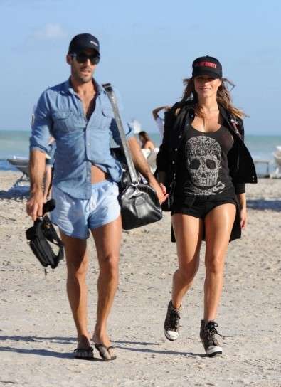 Lola Ponce mano nella mano con il compagno