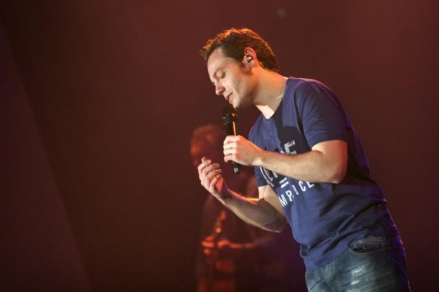 Tiziano Ferro canta sul palco