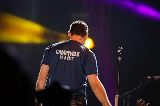 Tiziano Ferro di spalle