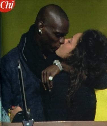Mario Balotelli bacia Raffaella Fico