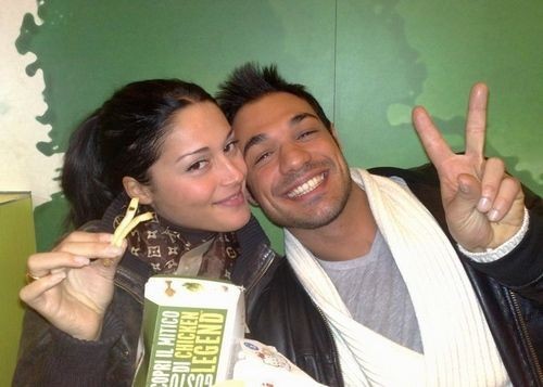 Leonardo Greco e Diletta Pagliano mangiano patatine