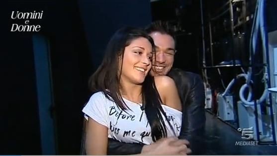 Leonardo Greco e Diletta Pagliano abbracciati nel salotto di U&D
