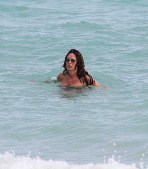 Nicole Minetti in acqua