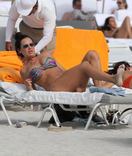 Nicole Minetti sdraiata sul lettino