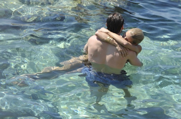 Michelle Hunziker e Tomaso Trussardi abbracciati in acqua