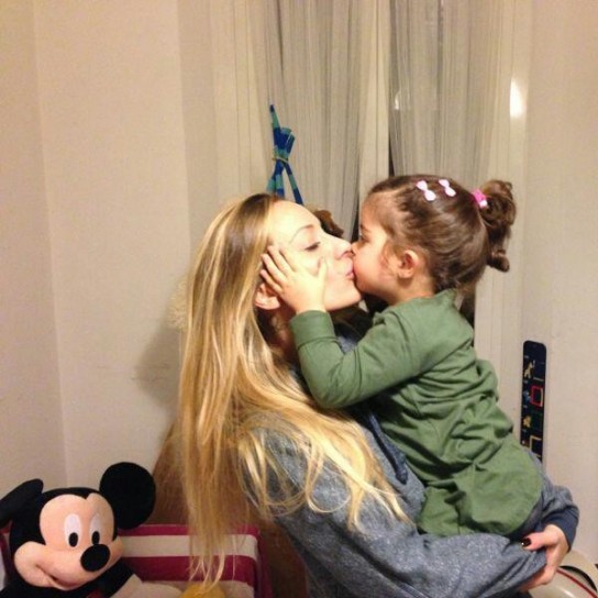 Karina Cascella bacia sua figlia