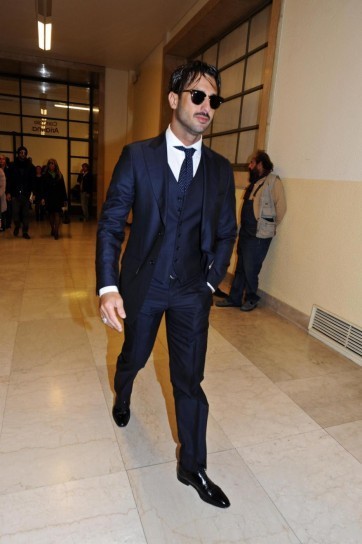Fabrizio Corona in abito scuro