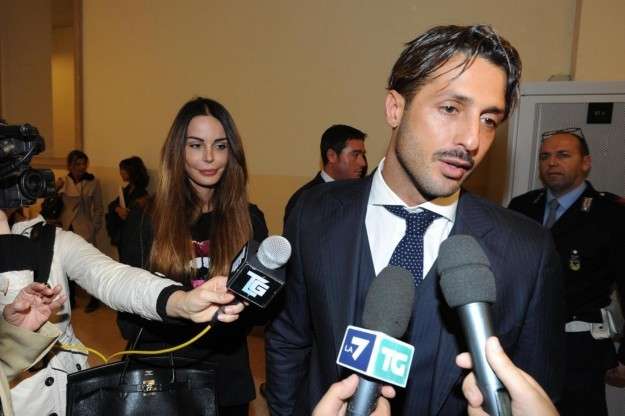 Fabrizio Corona risponde ai cronisti