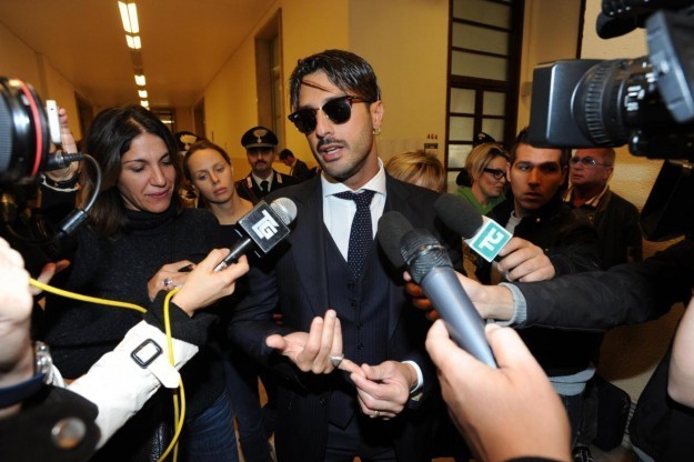 Fabrizio Corona risponde ai giornalisti