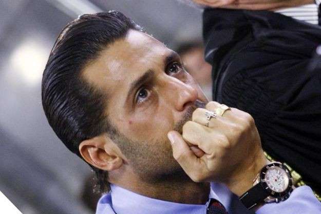 Lo sguardo serio di Corona