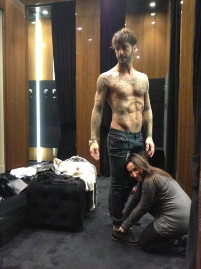 Fabrizio Corona a torso nudo in un negozio 