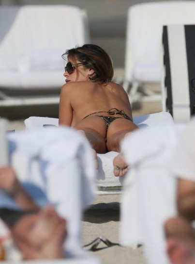 Aida Yespica distesa sul lettino