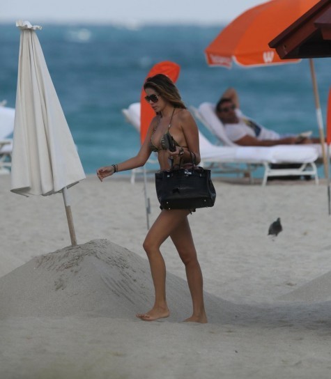 Aida Yespica in spiaggia a Miami