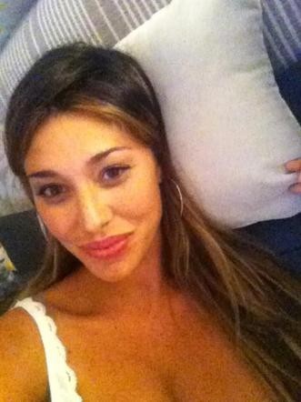 Belen sorridente sul letto