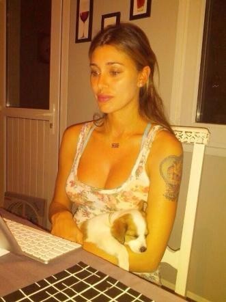 La showgirl argentina davanti al pc