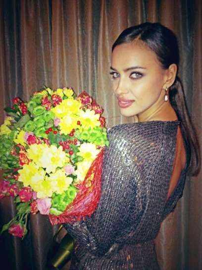 Abito elegantissimo e mazzo di fiori per Irina Shayk
