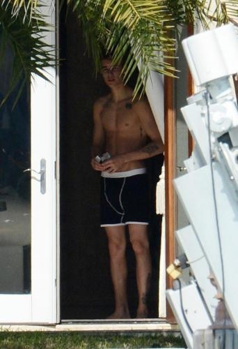Costume nero per Justin