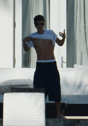 Justin Bieber si alza la maglia per protesta