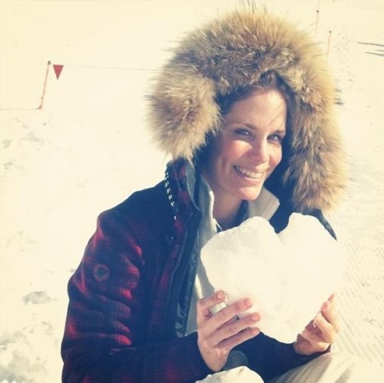 Filippa sorridente in montagna
