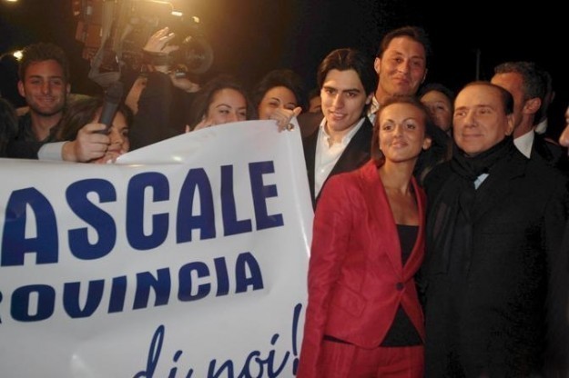 La Pascale abbraccia Berlusconi