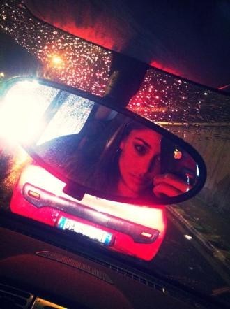 Scatto social per la showgirl in auto