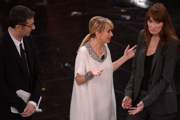 L'ex premiere dame francese con i conduttori di Sanremo 2013