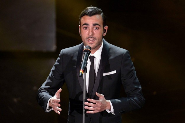 Il cantante durante la quarta serata del Festival di Sanremo 2013