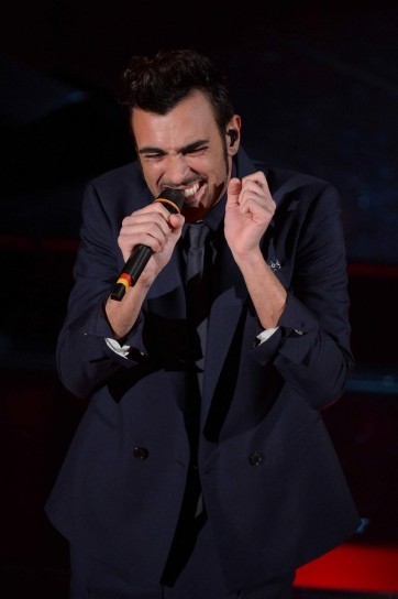 Marco Mengoni canta all'Ariston
