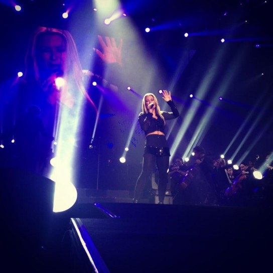 Anastacia canta