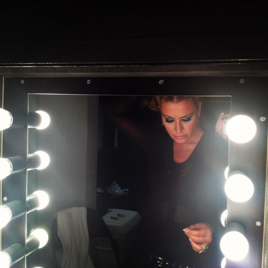 Anastacia davanti allo specchio