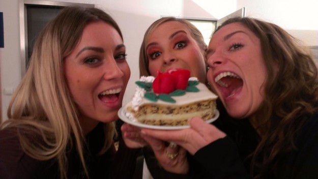 La cantante mangia un po' di torta