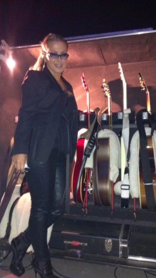 La cantante in total black