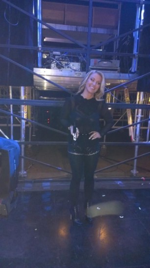 La cantante sorridente prima del suo concerto