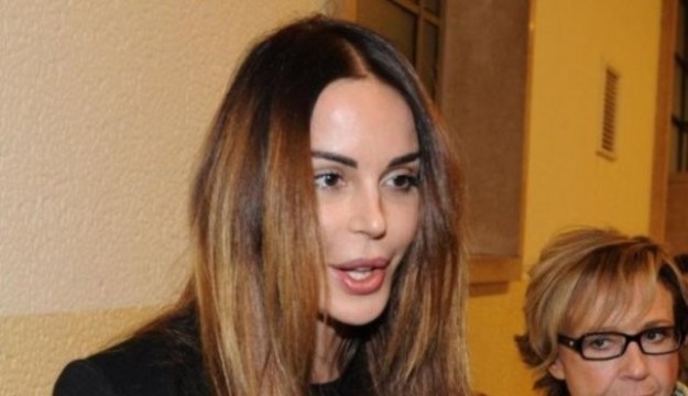 La showgirl parla con i giornalisti