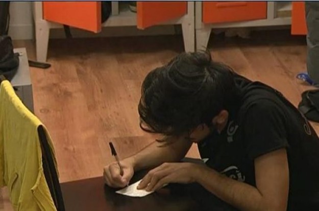 Edwyn scrive un bigliettino d'amore