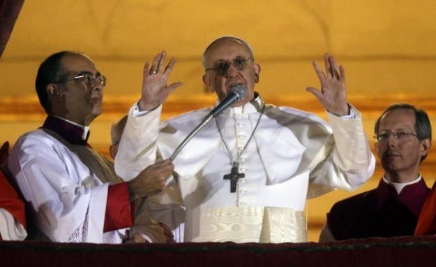 Il Papa impone le mani