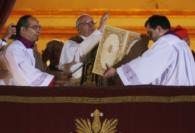 Il pontefice durante la benedizione