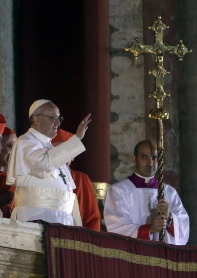 Il pontefice con la croce