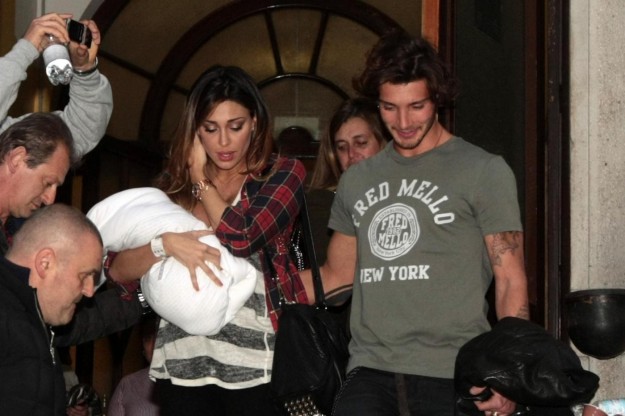 Belen e Stefano con il bebé escono dalla clinica