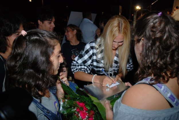 La ragazza di Portici a una festa