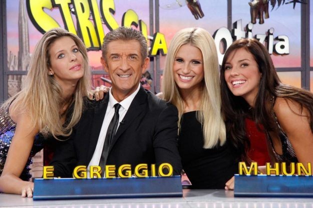 Giulia Calcaterra e Alessia Reato con i conduttori di Striscia