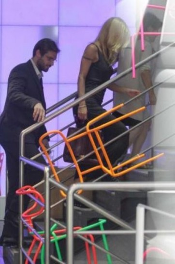 I due innamorati vip in un negozio di arredamento