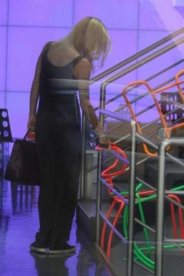 La Hunziker in un negozio di arredamento
