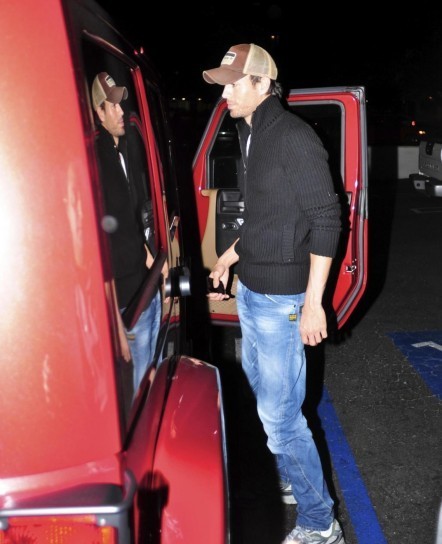 Il cantante spagnolo sale in auto