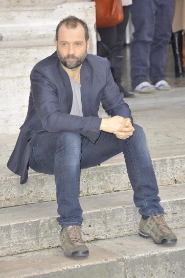 Il conduttore e scrittore sui gradini