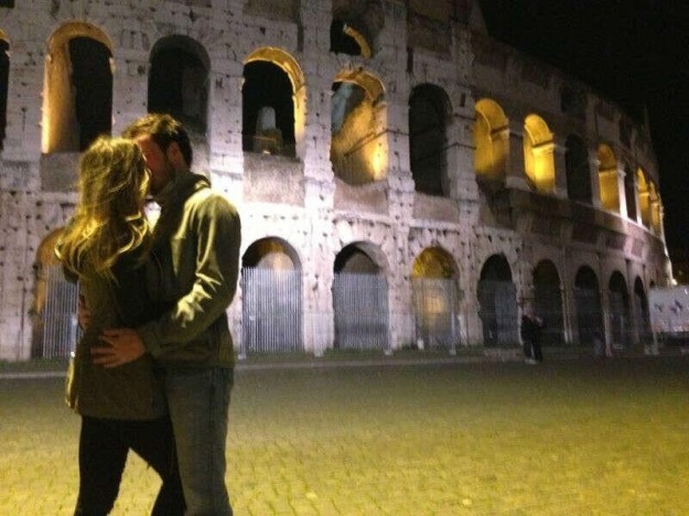 Guendalina e Luca si baciano davanti al Colosseo