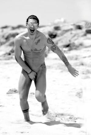 Il ballerino napoletano sexy in spiaggia